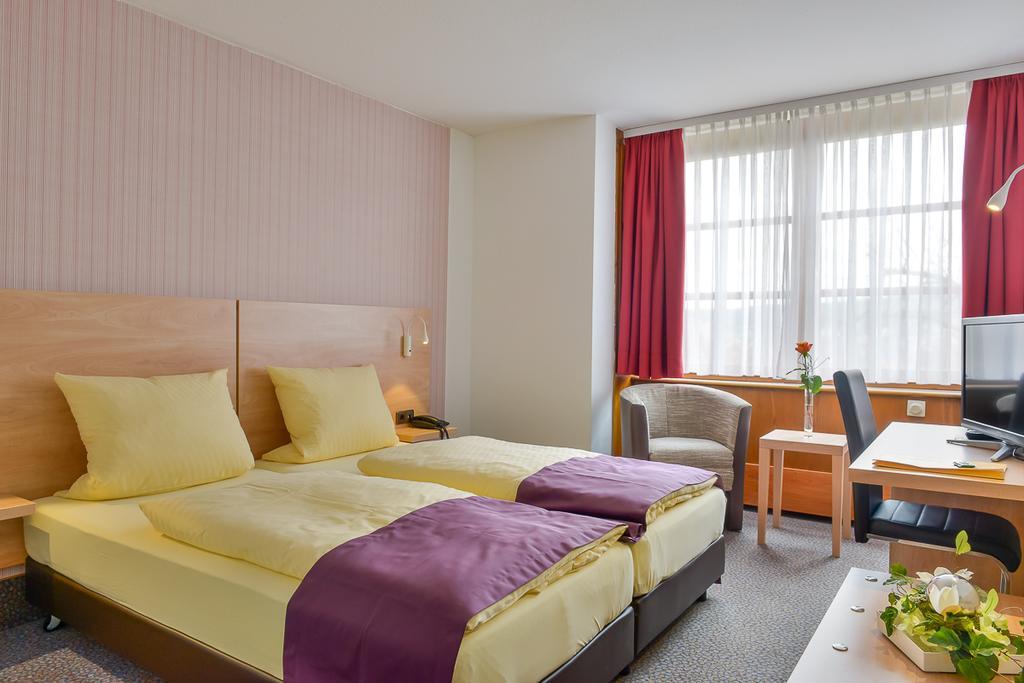 Hotel Am Brenner เทาเบอร์บิชอฟส์ไฮม์ ภายนอก รูปภาพ